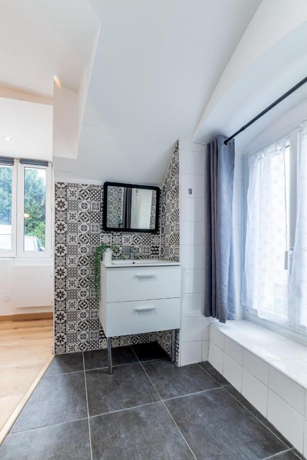 Apartment The Parisian Charm Near